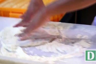 “Mắt chữ O, miệng chữ A” với nghệ thuật múa bột làm bánh Pizza