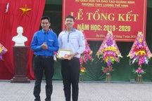 Nam sinh lớp 11 được tặng Huy hiệu Tuổi trẻ dũng cảm vì cứu người đuối nước