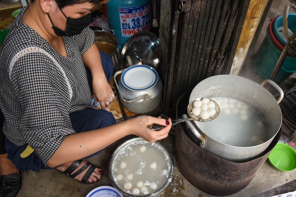 Đeo khẩu trang, cầm nước rửa tay đến xếp hàng mua bánh trôi - 14 Đeo khẩu trang, cầm nước rửa tay đến xếp hàng mua bánh trôi - 14