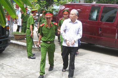 Quan chức đánh cờ tiền tỷ lĩnh án