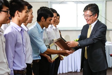 Trao tặng 115 suất học bổng cho sinh viên xuất sắc chuyên ngành kỹ thuật và môi trường