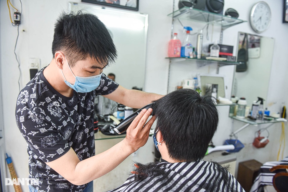 Hà Nội: Nhiều người nhịn ăn sáng, cấp tốc đi xếp hàng cắt tóc, làm đẹp - 7 Hà Nội: Nhiều người nhịn ăn sáng, cấp tốc đi xếp hàng cắt tóc, làm đẹp - 7