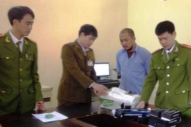 Xe khách chở dùi cui, roi điện và mỹ phẩm không rõ nguồn gốc