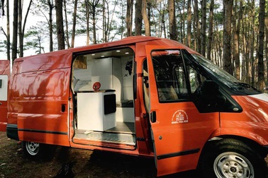 Mê xê dịch, cặp vợ chồng trẻ mua ô tô làm thành nhà di động