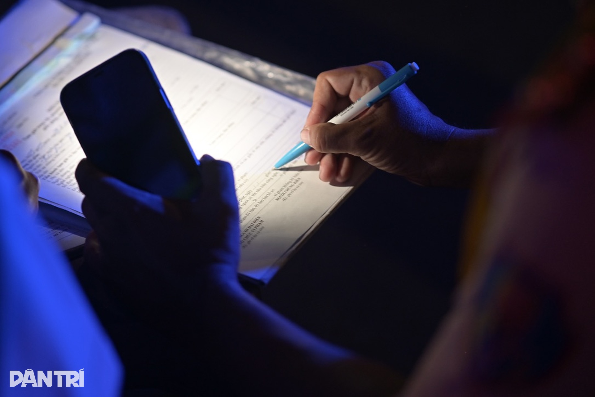 CSGT xuyên đêm xử phạt tài xế ô tô chạy quá tốc độ ở TPHCM - 4 CSGT xuyên đêm xử phạt tài xế ô tô chạy quá tốc độ ở TPHCM - 4