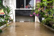 Hầm để xe ngập gần 2m nước, người dân bất lực ngồi nhìn