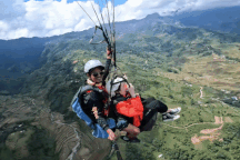 Từ vụ phi công rơi xuống rừng già: Chơi dù lượn cần làm gì để tránh rủi ro?