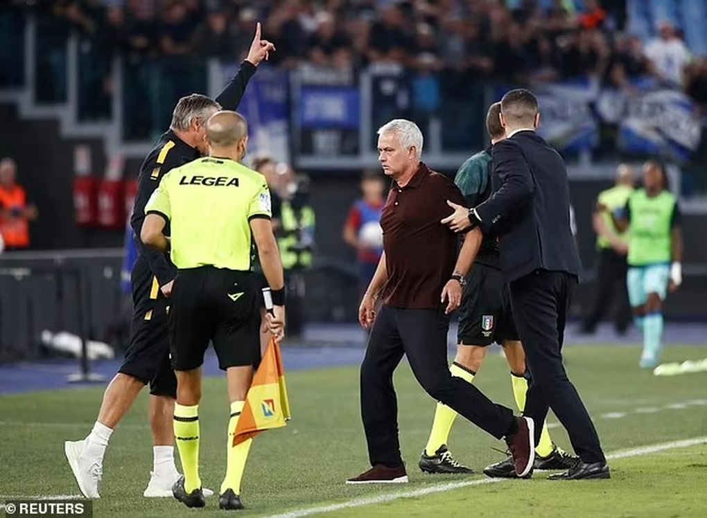 HLV Mourinho nhận thẻ đỏ vì lăng mạ trọng tài - 1 HLV Mourinho nhận thẻ đỏ vì lăng mạ trọng tài - 1