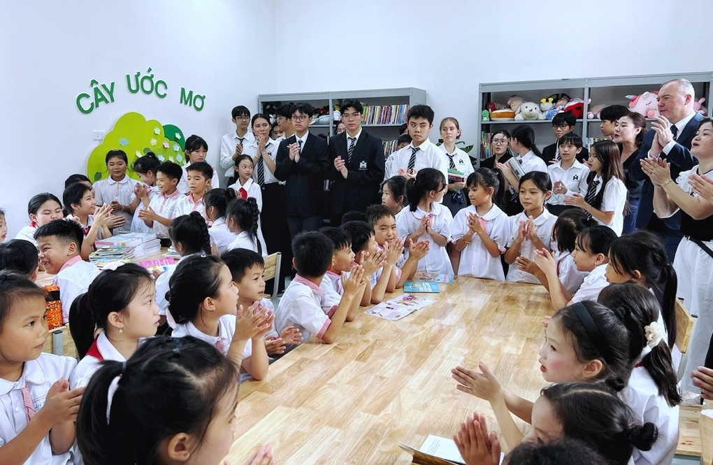 LG ផ្សព្វផ្សាយវប្បធម៌អានដល់កុមារនៅតំបន់ភ្នំ - ៣ LG lan tỏa văn hóa đọc sách đến với trẻ em vùng cao - 3
