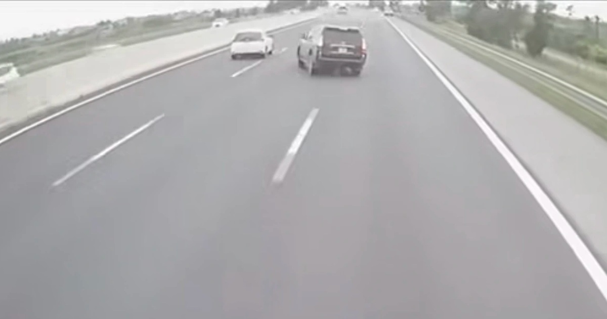 Tránh xe chuyển làn đột ngột, chiếc Lexus lật nghiêng trên đường cao tốc