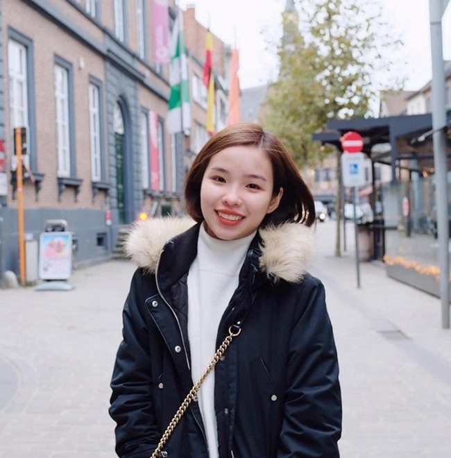 Hé lộ gia thế, nhan sắc hút hồn của vợ Công Phượng, Duy Mạnh và dàn cầu thủ - 4 Hé lộ gia thế, nhan sắc hút hồn của vợ Công Phượng, Duy Mạnh và dàn cầu thủ - 4