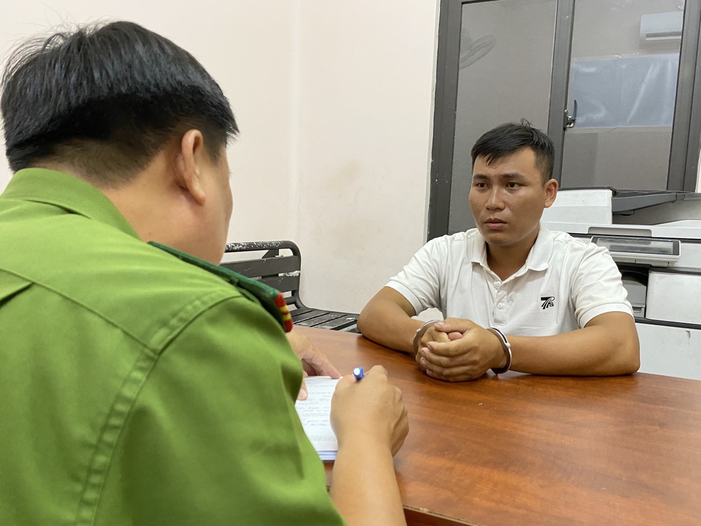 Chiếc găng tay dính máu vạch mặt 2 kẻ cướp tiệm vàng ở TPHCM - 3 Chiếc găng tay dính máu vạch mặt 2 kẻ cướp tiệm vàng ở TPHCM - 3