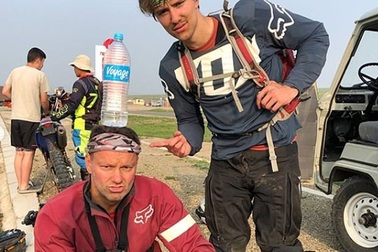 Bố đưa con đi phượt suốt 1 tháng để cai điện thoại