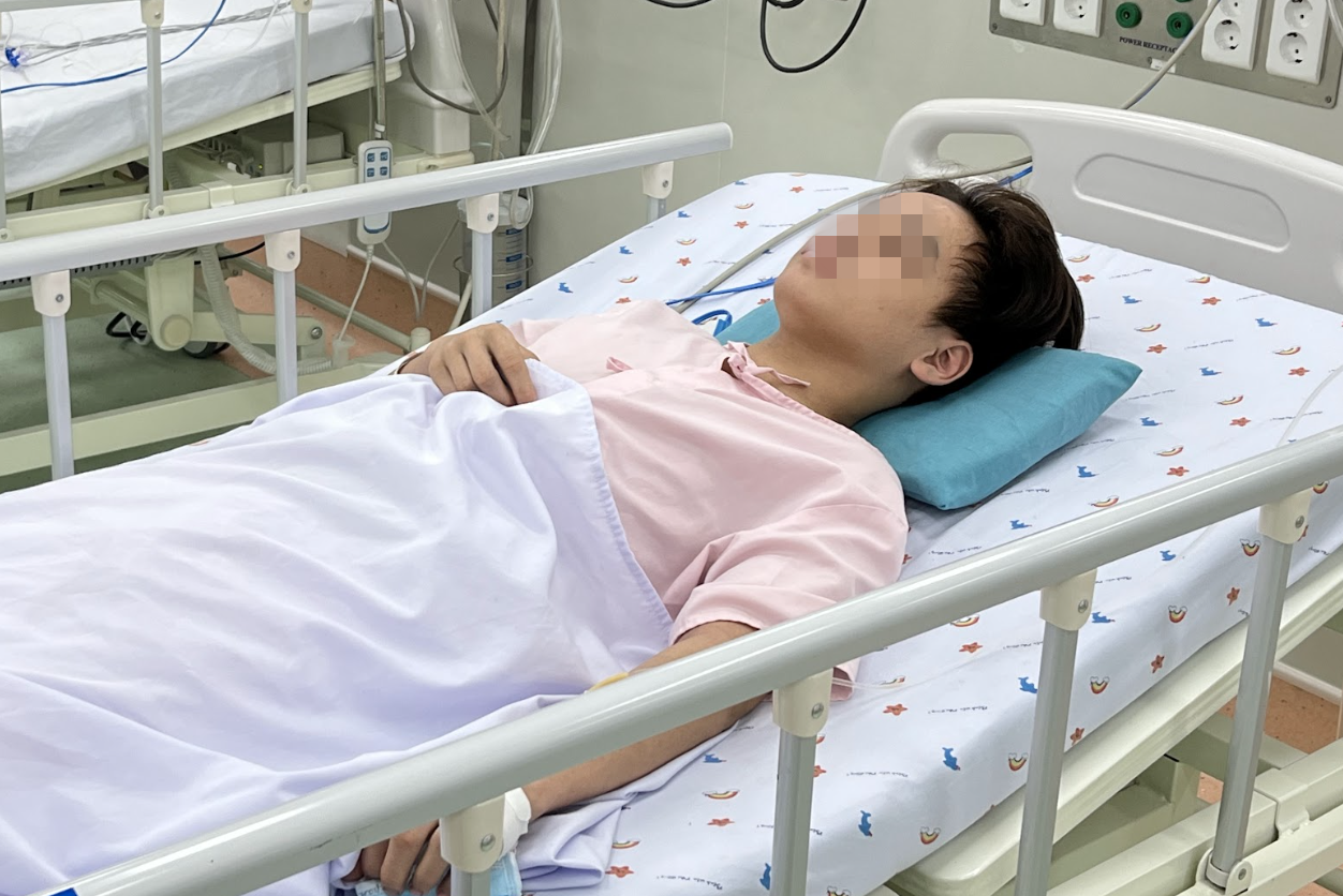 Flickan var svart när hon lades in på sjukhuset, hennes föräldrar brändes också allvarligt i branden i Ho Chi Minh-staden - 1 Bé gái đen kịt khi vào viện, cha mẹ cũng bỏng nặng trong vụ cháy ở TPHCM - 1