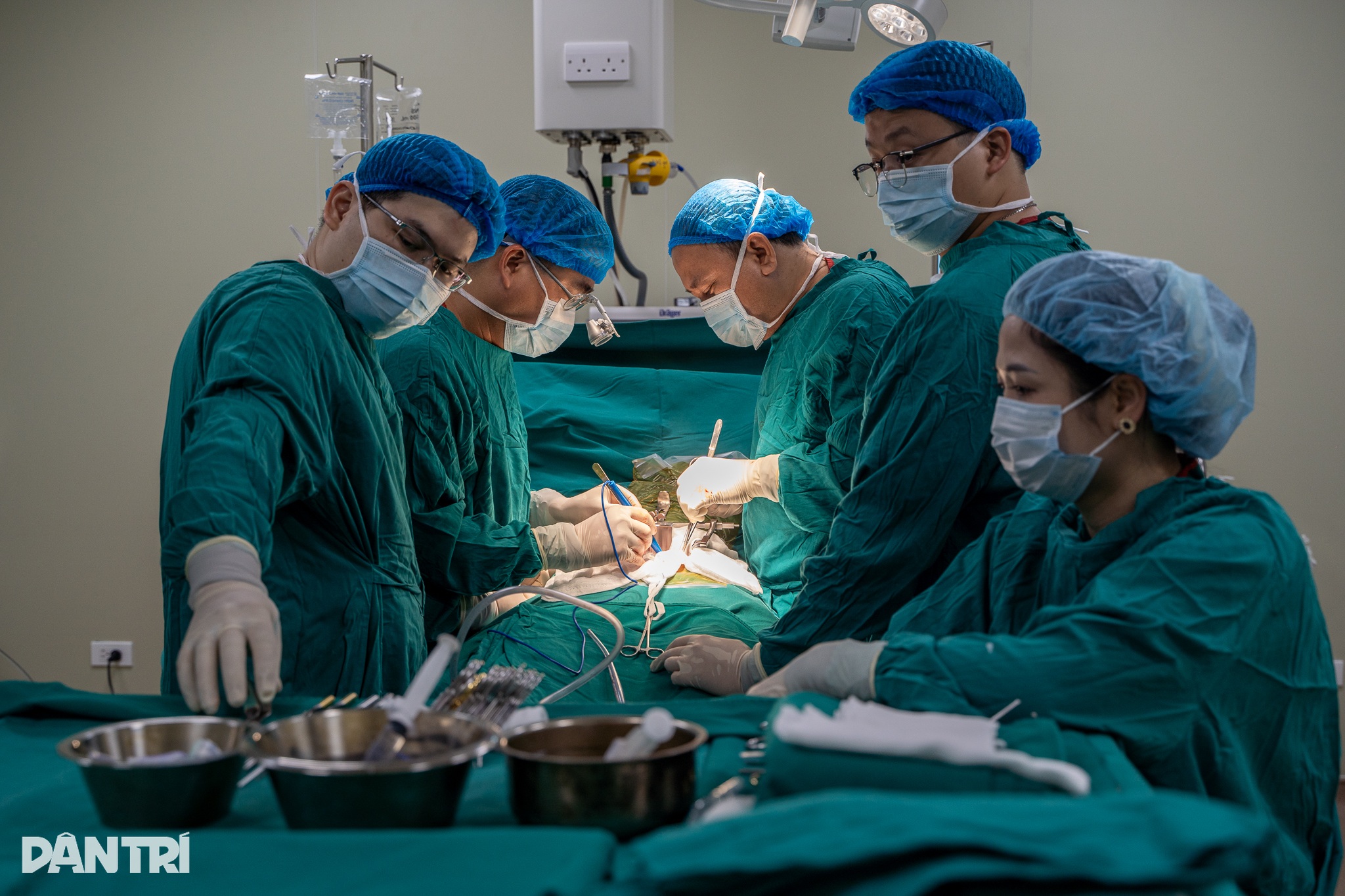 Cận cảnh 30 y bác sĩ giải cứu cô gái suy thận 10 năm không thể uống nước - 13