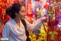 "Thủ phủ" đồ Tết TPHCM rực rỡ sắc đỏ trước thềm Tết Nguyên đán 2025