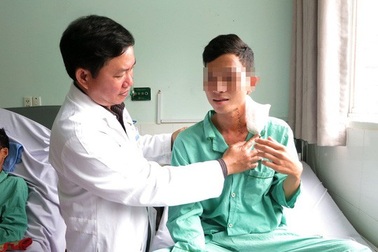 Nghệ sĩ xiếc đường phố cấp cứu sau màn nuốt kiếm