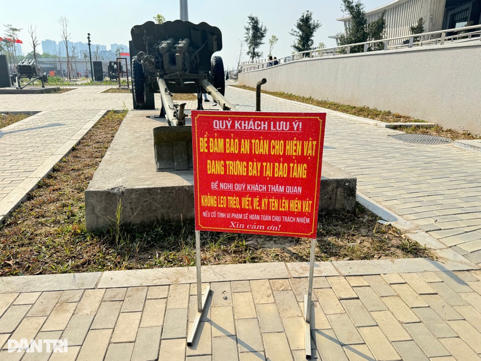 Bảo tàng Lịch sử Quân sự Việt Nam chăng dây ngăn khách trèo, ôm hiện vật - 9