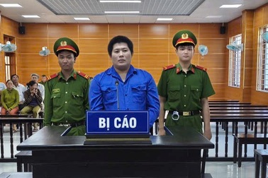 Cha ôm 2 con nhảy xuống sông khiến một bé gái 2 tuổi tử vong