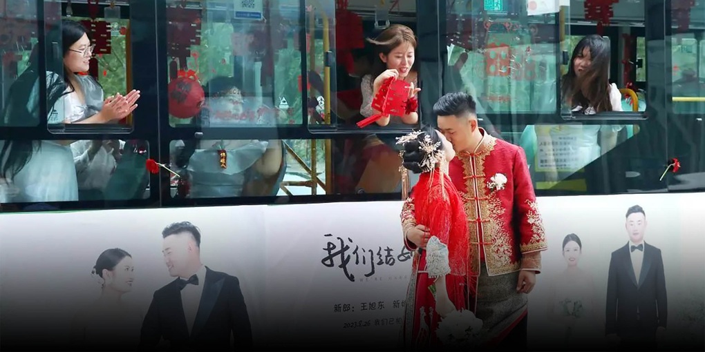 Cô dâu - chú rể thời nay thích tổ chức đám cưới trên xe bus, gửi thiệp ảo - 1 Cô dâu - chú rể thời nay thích tổ chức đám cưới trên xe bus, gửi thiệp ảo - 1