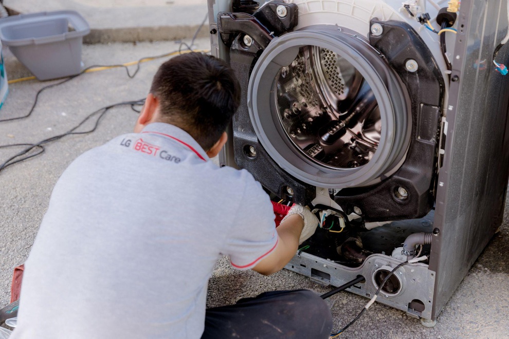 LG tiếp nhận sửa chữa hơn 2.000 thiết bị hư hại sau mưa lũ tại miền Trung - 3