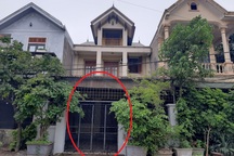 Bắt đối tượng tạt a xít người phụ nữ ngay trước cổng nhà