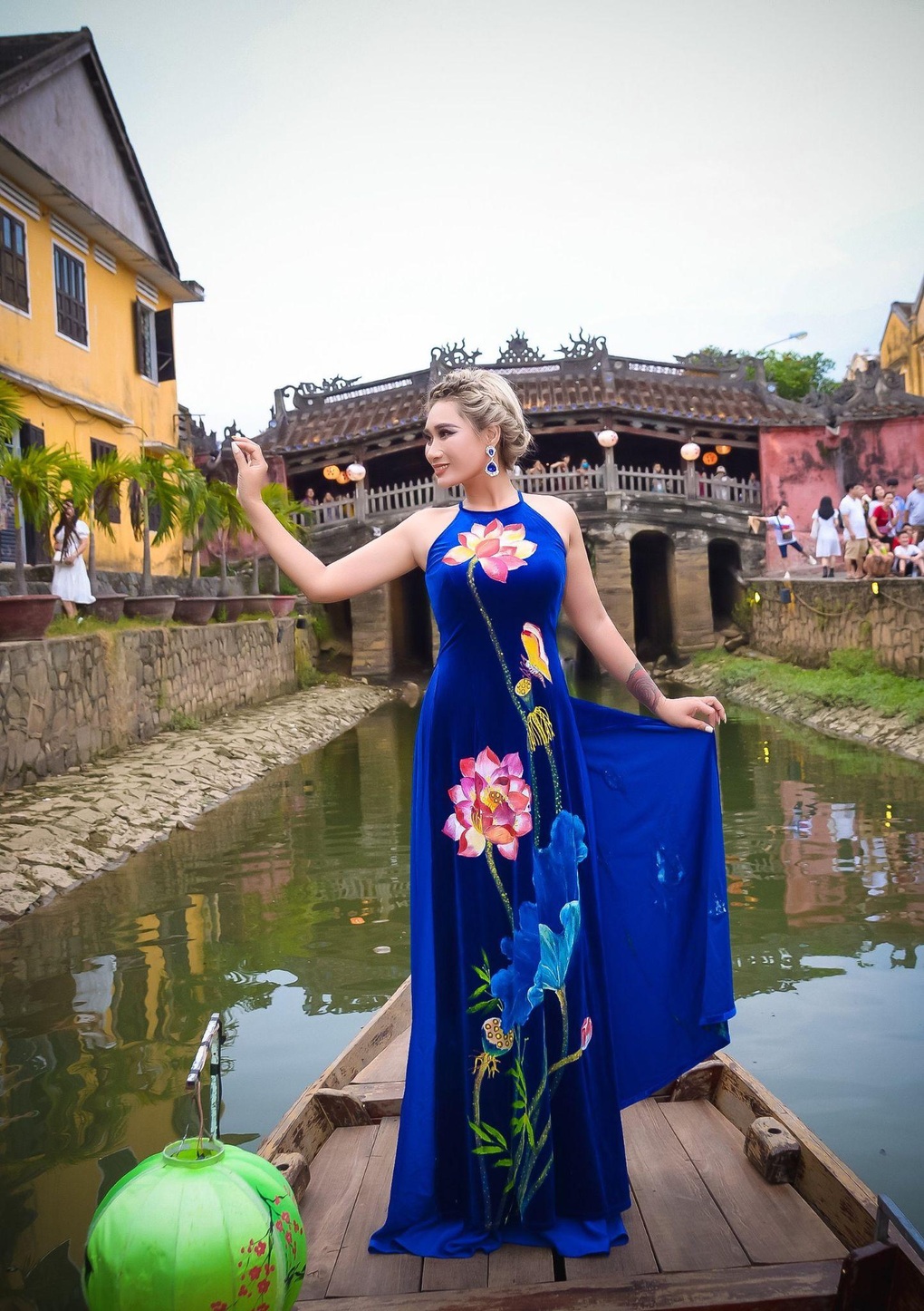 Hoa hậu Trịnh Lan Trinh diện áo dài khoe dáng ở Hội An - 2 Hoa hậu Trịnh Lan Trinh diện áo dài khoe dáng ở Hội An - 2