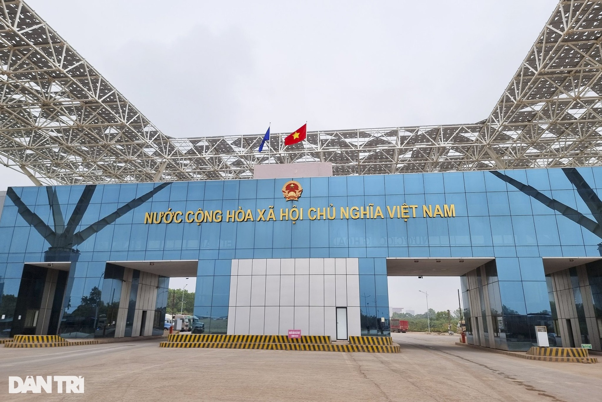 Hơn 1.400 container hàng hóa ùn tắc kỷ lục tại cửa khẩu Móng Cái dịp Tết - 3 Hơn 1.400 container hàng hóa ùn tắc kỷ lục tại cửa khẩu Móng Cái dịp Tết - 3