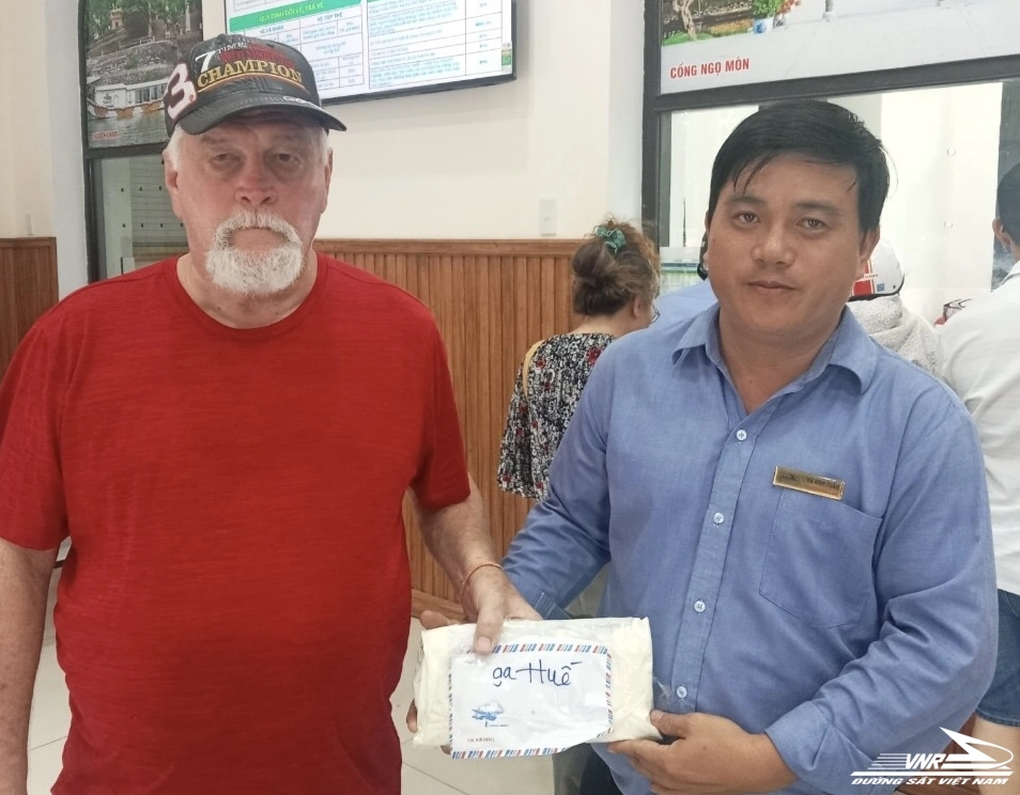 Nhân viên đường sắt trao trả ví tiền cho khách Tây - 1 Nhân viên đường sắt trao trả ví tiền cho khách Tây - 1