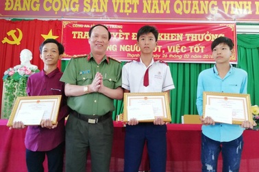 Khen thưởng 3 thanh thiếu niên trả lại hơn 40 triệu đồng nhặt được