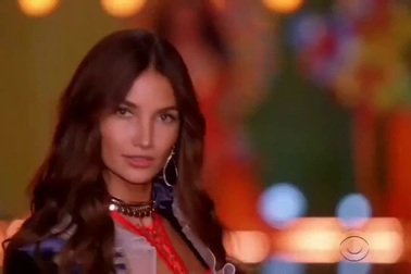 Lily Aldridge trình diễn cho Victoria's Secret