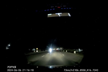 Thót tim cảnh cháu bé chập chững giữa quốc lộ lúc đêm tối