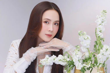 Hồng Diễm trẻ trung ngỡ ngàng ở tuổi 40