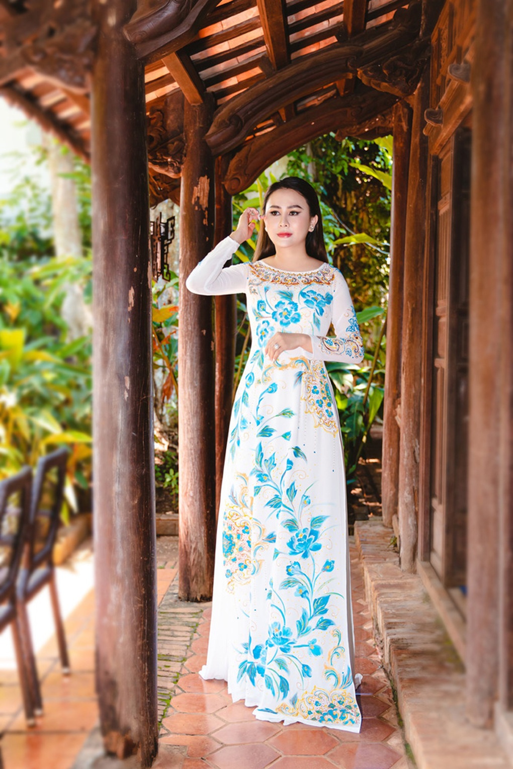 Hoa hậu Lý Kim Ngân duyên dáng với áo dài - 2 Hoa hậu Lý Kim Ngân duyên dáng với áo dài - 2