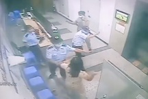 Một phụ nữ bị phạt 2 triệu đồng vì không đeo khẩu trang trong thang máy