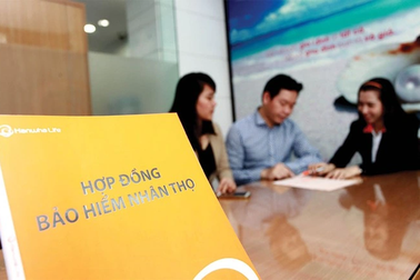 Nhân viên ngân hàng "sống chết" để bán được bảo hiểm: Có phải chỉ vì tiền?