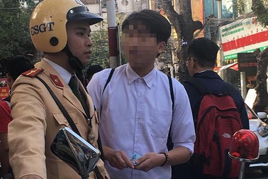 Vi phạm giao thông, học sinh rút tiền... mãi lộ CSGT!
