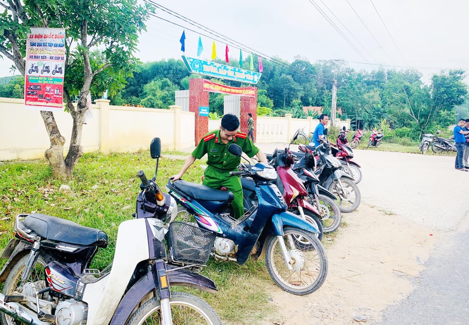 Lan tỏa nép đẹp về ý thức an toàn giao thông ở các cổng trường - 1 Lan tỏa nép đẹp về ý thức an toàn giao thông ở các cổng trường - 1