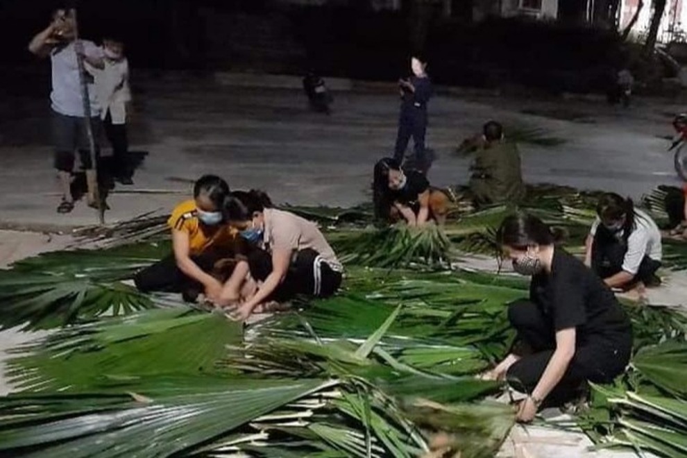 Lên rừng chặt lá cọ về lợp giúp giảm nhiệt cho chốt phòng dịch Covid-19 - 4 Lên rừng chặt lá cọ về lợp giúp giảm nhiệt cho chốt phòng dịch Covid-19 - 4