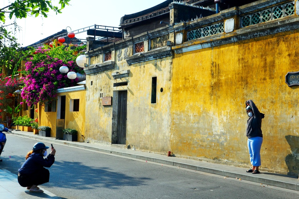 Hoa giấy rực rỡ phố cổ Hội An giữa mùa dịch Covid-19 - 10