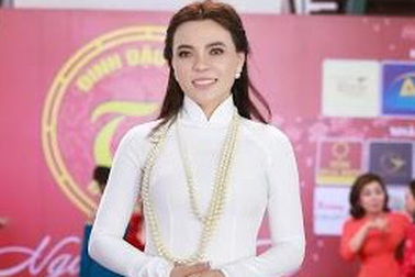 Á hậu Mai Phương Trang nền nã với áo dài truyền thống