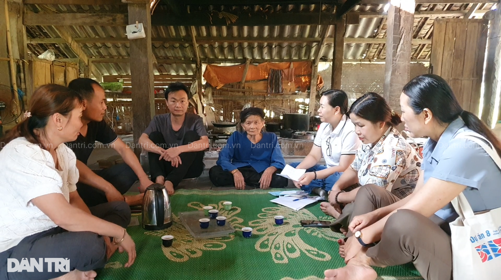 Mẹ nghèo 81 tuổi còng lưng chăm sóc con trai bệnh tật - 3 Mẹ nghèo 81 tuổi còng lưng chăm sóc con trai bệnh tật - 3