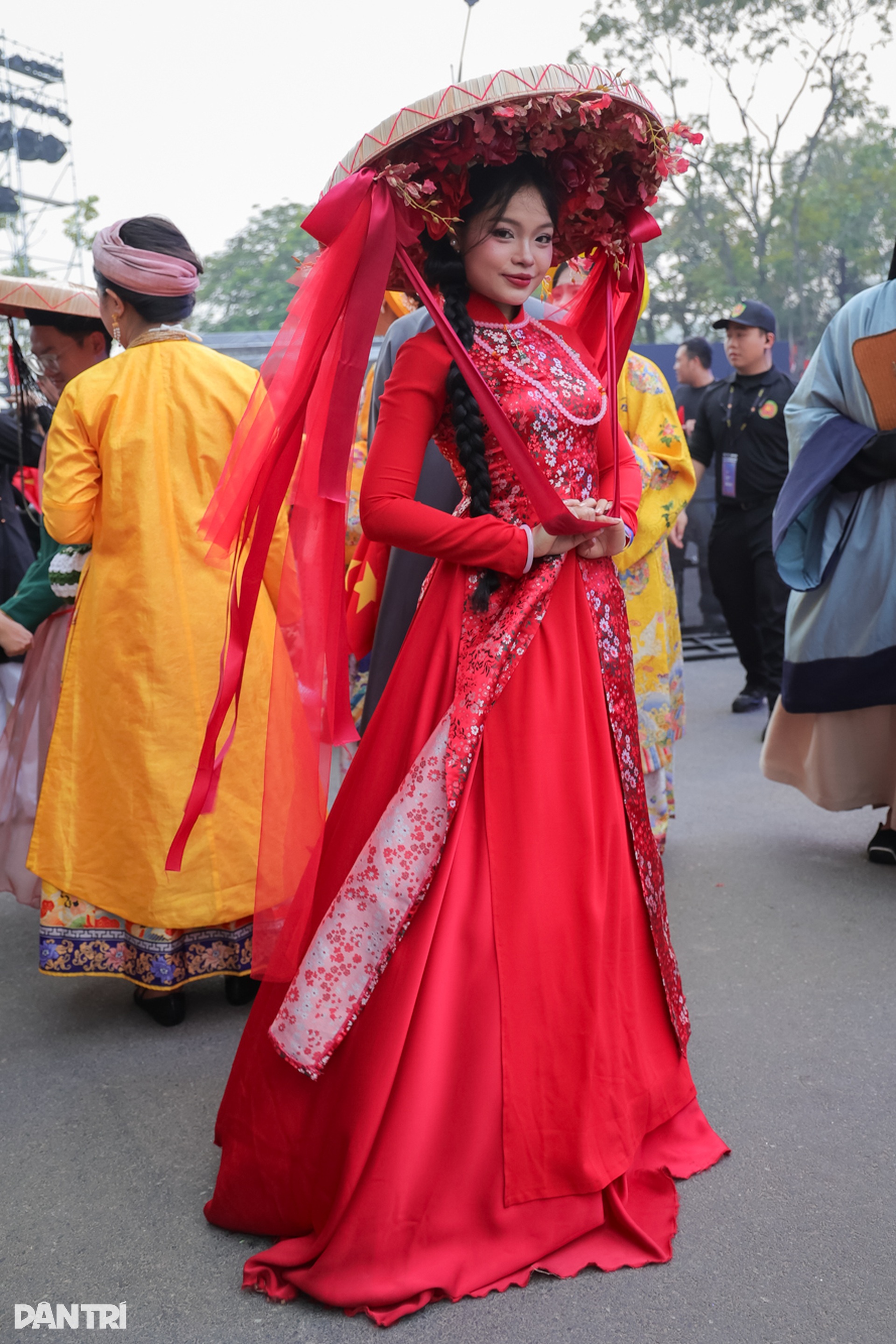 Lọ Lem xinh đẹp, khí chất như tiểu thư quyền quý trên phố đi bộ Hồ Gươm - 7 Lọ Lem xinh đẹp, khí chất như tiểu thư quyền quý trên phố đi bộ Hồ Gươm - 7