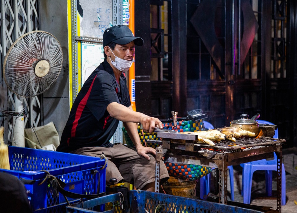 Tranh thủ bán bắp buổi tối, vợ chồng trẻ kiếm thêm 20 triệu đồng/tháng - 3 Tranh thủ bán bắp buổi tối, vợ chồng trẻ kiếm thêm 20 triệu đồng/tháng - 3