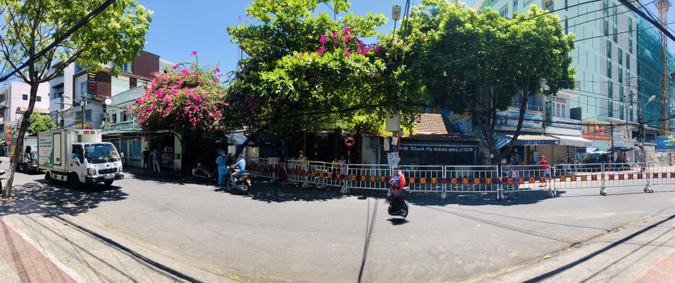 Đà Nẵng làm nghiêm luật “nội bất xuất, ngoại bất nhập” ở khu vực phong toả - 2 Đà Nẵng làm nghiêm luật “nội bất xuất, ngoại bất nhập” ở khu vực phong toả - 2