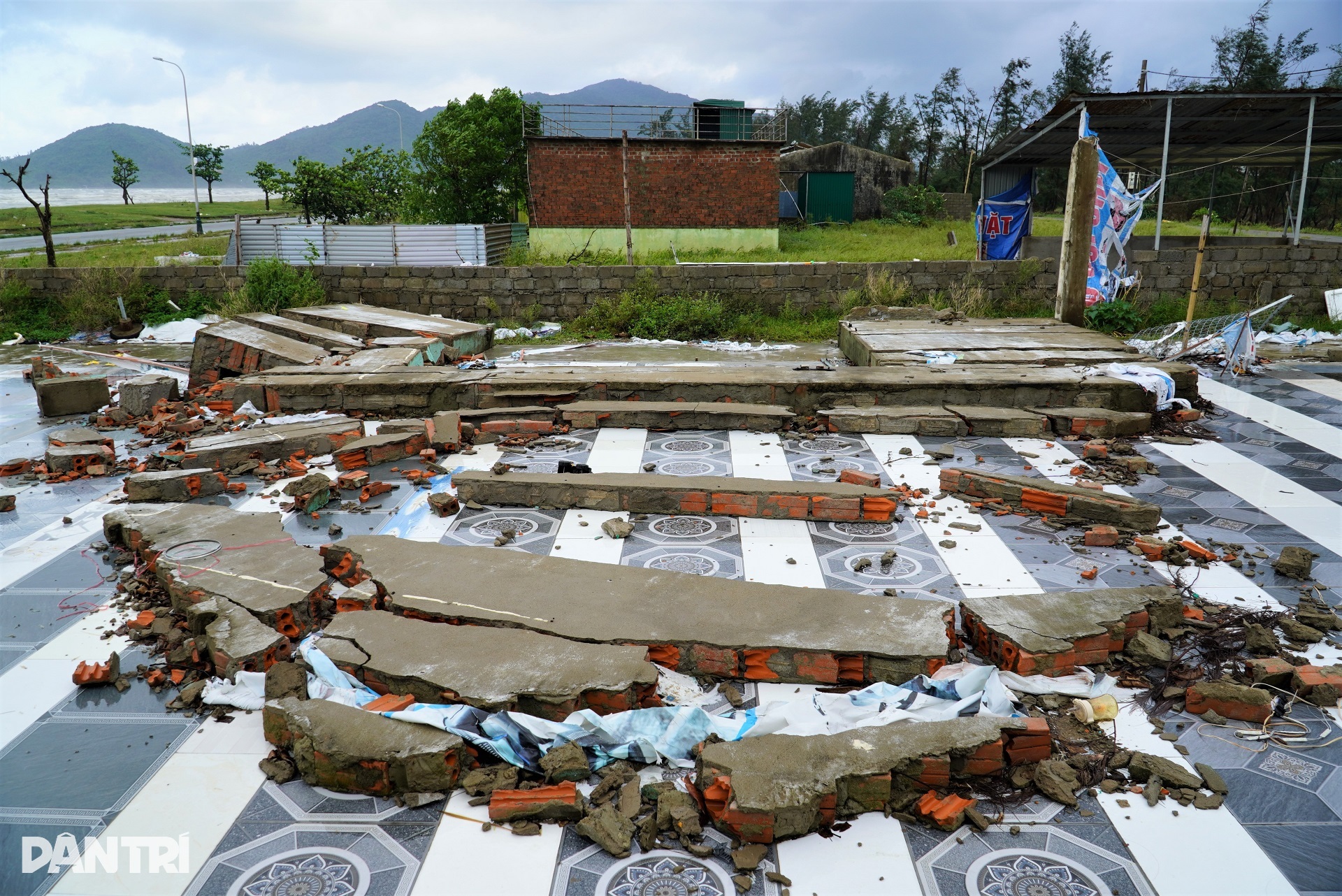 Chưa gượng dậy sau bão số 5, người dân tiếp tục chống đỡ bão Bualoi - 4 Chưa gượng dậy sau bão số 5, người dân tiếp tục chống đỡ bão Bualoi - 4