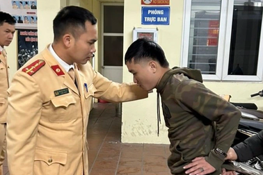 Đại úy CSGT truy bắt cướp trên phố Hà Nội