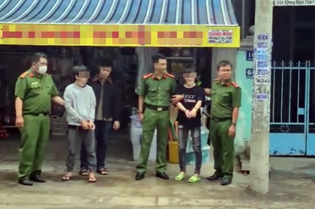 Vụ người đàn ông tử vong trên vỉa hè ở Khánh Hòa: Bắt giữ 2 nghi phạm - 1