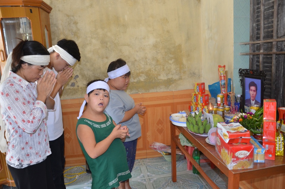 Nam sinh 12 năm học sinh giỏi vụt tắt giấc mơ đại học sau ngày bố mất - 4 Nam sinh 12 năm học sinh giỏi vụt tắt giấc mơ đại học sau ngày bố mất - 4