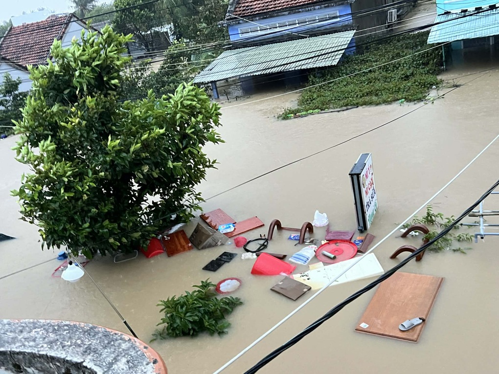 Dọn nhà sau lũ, người dân tìm thấy bàn uống nước mắc trên giàn hoa cao 2m - 2